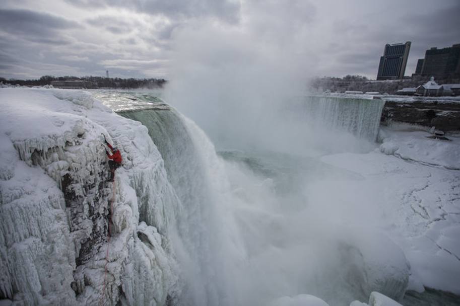Will Gadd che scala le cascate del Niagara gelate. Partendo dalla lastra sulla base del fiume Niagara si  arrampicato sul versante Horseshoe fino all&#39;isola di Goat. Un&#39;impresa vera, considerando che  raro trovare le cascate come parete di ghiaccio